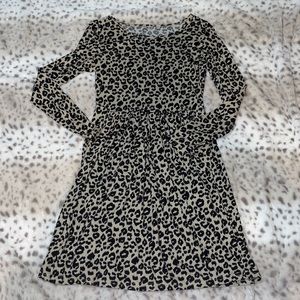adorable cheetah print long sleeved dress with pockets!